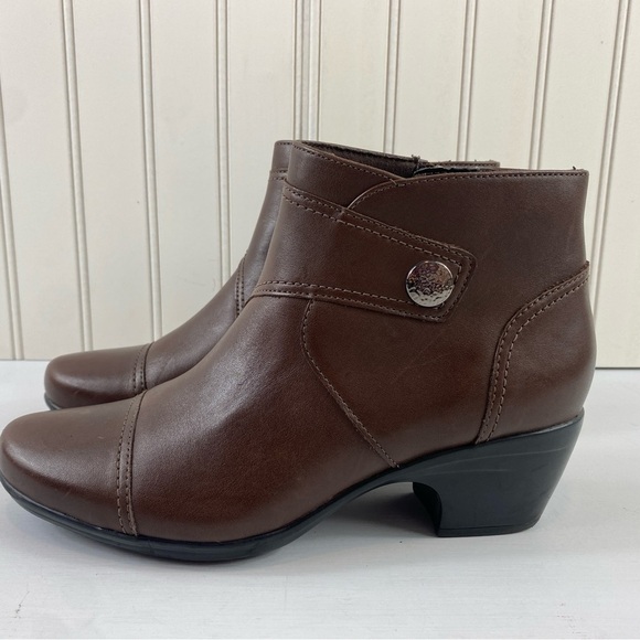 Clarks Women’s Brown Leather Zip Up Comfort Sole Approx 2” Heel Ankle Boots Sz 8 - Picture 5 of 12